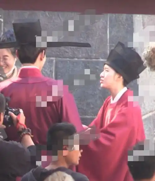  赵露思女扮男装造型曝光,跟徐开骋牵手非常甜,比丁禹兮cp感强