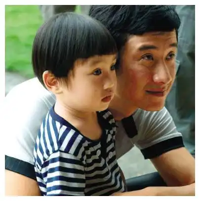  小小彬2岁出道挣钱,亲爸买豪宅后妈整容,皮肤溃烂却得不到医治