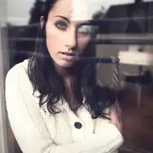  人像玻璃后的女人
