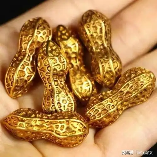  一男子挖到六个金花生,卖了一万二,不久后,又挖出六十个