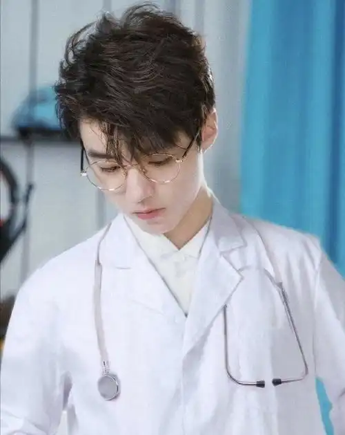  王俊凯文淇将合作非凡医者,和易烊千玺医生造型谁赢了