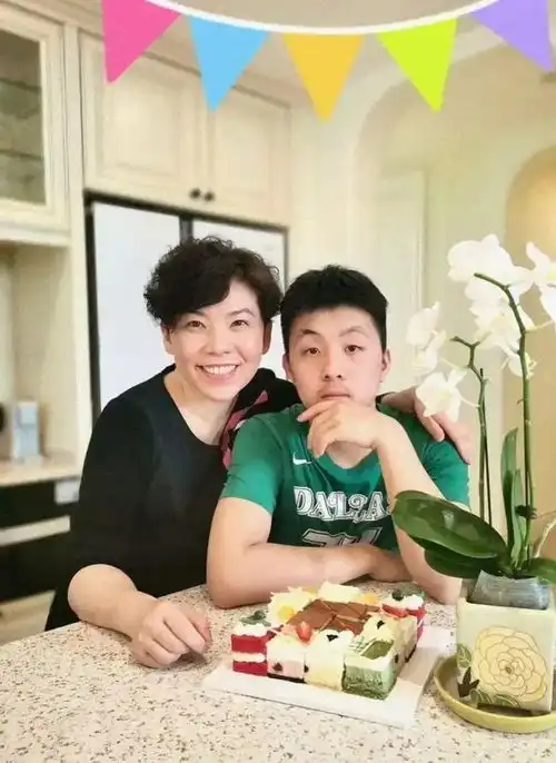  邓亚萍晒全家照50岁她穿着朴素,16岁儿子身材高大气质神似老爸
