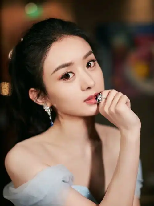  赵丽颖为遮妊娠纹穿露胃装,配上束腰裙,终于强行凹出少女感