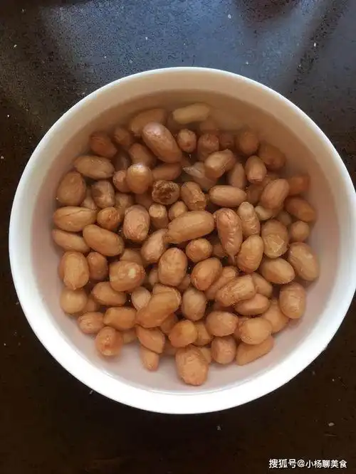  油炸花生米,不要直接下油锅炸,再加一步,花生又香又脆不回潮