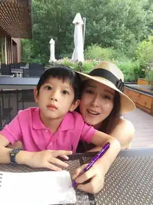  组图胡静与儿子卖萌合照合体比心亲情满满