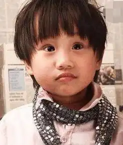 小小彬正当红时赚1800万,长残后无戏可拍,如今得病皮肤溃烂
