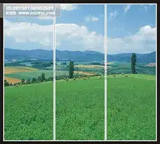  蓝天白云绿草地矢量图