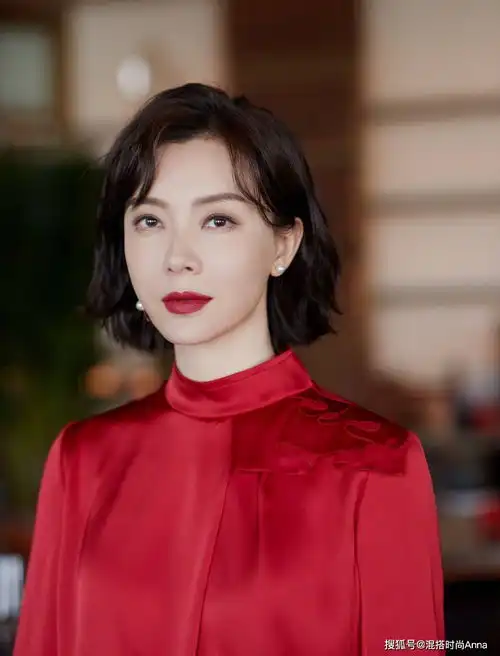  真正见过世面的女人,很少会戴黄金首饰,看40岁的陈数就知道了