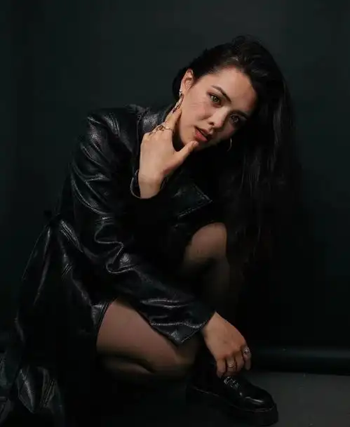  钟丽缇25岁大女儿晒性感写真身材丰腴魅力十足