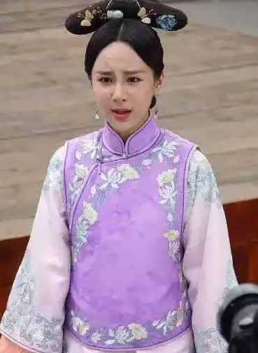  唐艺昕建宁公主造型曝光,张一山韦小宝光头抢眼,网友杨紫呢