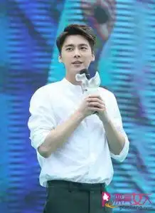  星动态李易峰深夜抵达广州为躲避粉丝走vip通道玩快闪