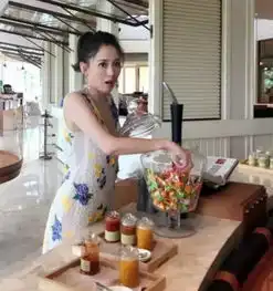  陈乔恩偷拿糖果被抓包,这模样也太可爱了吧