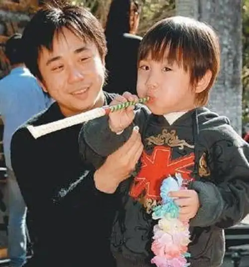  2岁出道3岁被亲妈抛弃,赚千万为亲爸后妈买豪车,如今竟变成这样