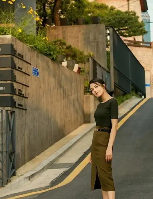  高圆圆现身活动,短发红唇变美艳御姐,穿肚兜裙高调秀曲线