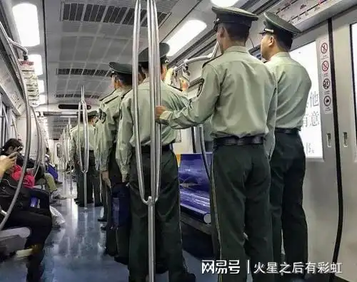  部队允许军人穿军装外出,为何还有很多老兵,坚持穿便装出军营呢