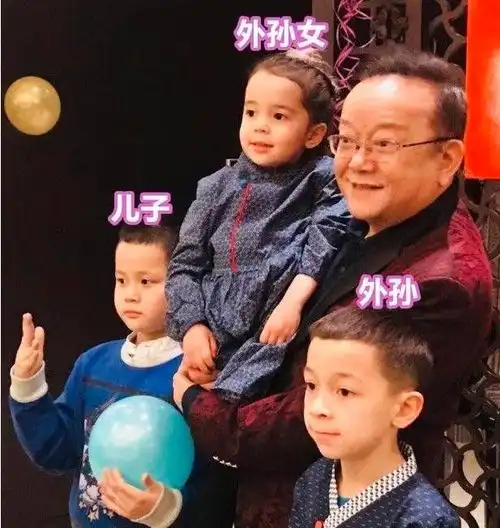  娱乐圈老来得子的男明星,与娃同框像爷孙,妻子都是高颜值