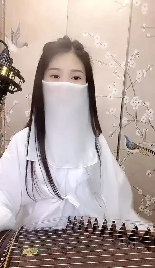  超有仙气的妹子边唱边弹,没听两句就沦陷了