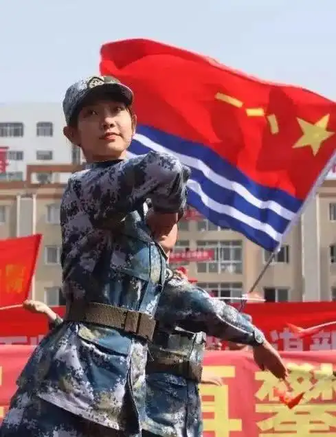  军装照vs便装照中国海军女神天团帅炸了