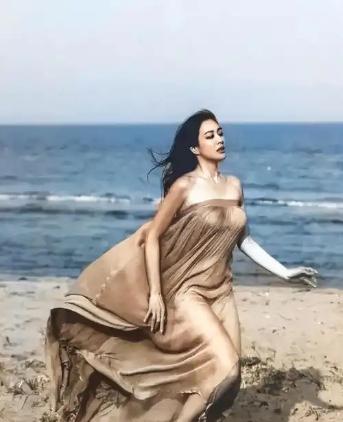  现在嫌她们丑,当年追成狗,如今胖成大妈,年轻时貌美如花关之琳如花成龙王祖贤郝蕾钟丽缇手机网易网