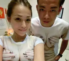  搞笑图片妹子你是在上课还是在秀长腿啊