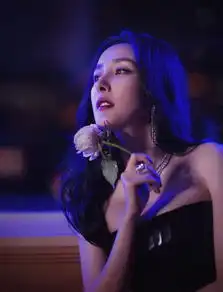  杨幂抹胸皮裙配红唇御姐范儿