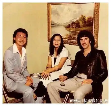  尊龙出身贫寒却显贵气,无儿无女孑然一身现今69岁挺着大肚腩