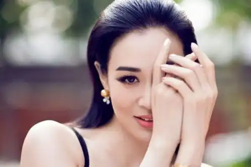  五十岁钟丽缇的全家照火了,俩女儿身材太惊艳,网友我酸了