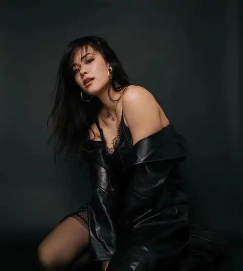  钟丽缇25岁大女儿晒性感写真身材丰腴魅力十足