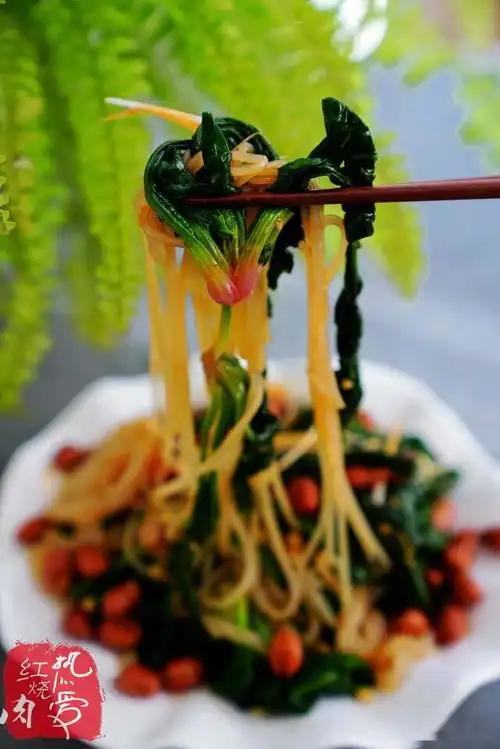  长这么大才知道霜打过的菠菜是甜的,不要切整根儿拌,太美味了