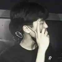  兄弟头像两张一人一张半身的,玩手机的,穿西装的