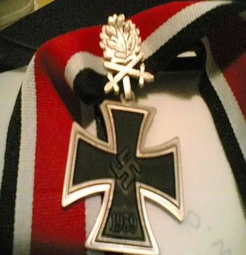  钻石金双剑金橡叶骑士勋章