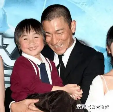  童星小小彬近况曝光,身价千万被父亲当摇钱树,与阿拉蕾遭遇相似