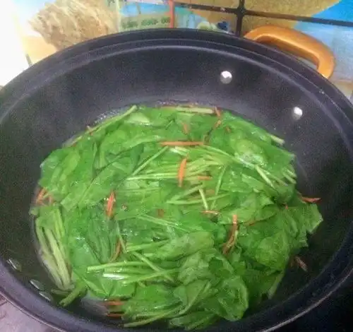  家常果仁菠菜,入口清爽不油腻,餐桌常备的小凉菜