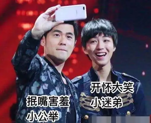  王俊凯法国录中餐厅,化身宠粉狂魔满脸写着开心,粉丝超暖