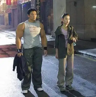  拆弹专家2里,刘德华失去一条腿,还能奔跑,到底是怎么拍的