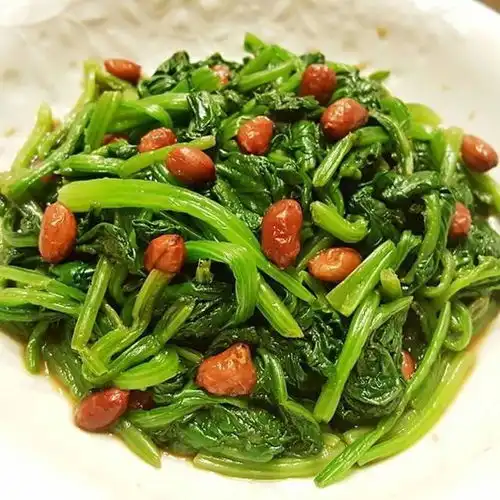  剁椒排骨蒸土豆,尖椒四季豆,果仁菠菜,素烧南瓜的做法