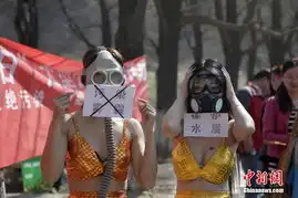  美女扮美人鱼戴防毒面具