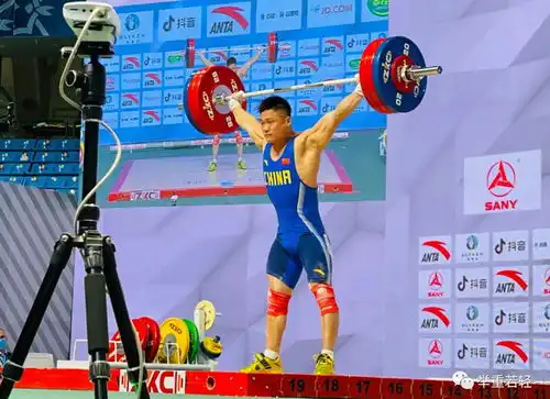  2021年举重亚锦赛第五比赛日双破纪录大小组合淋漓尽现拼搏精神