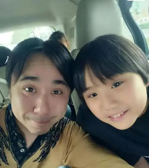  悲惨的小小彬5岁爆红却被亲妈抛弃,没学上还挣钱养父亲和后妈
