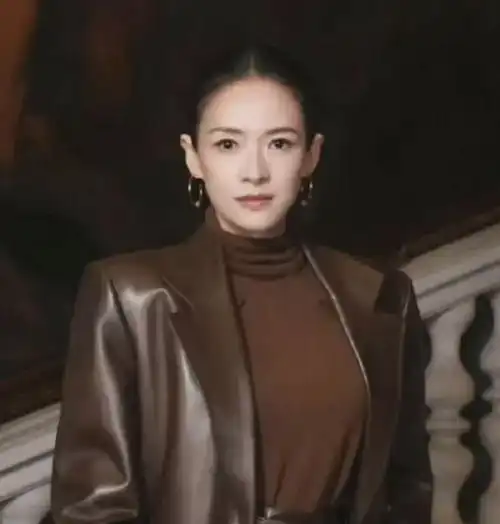  章泽天章子怡同框前者站c位气场强大,后者霸气,二人似姐妹
