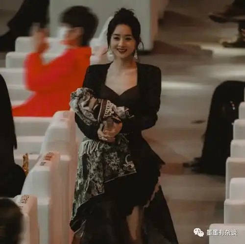  赵丽颖路过倪妮位置时,她的一个举动堪称教科书,冯绍峰没娶错人