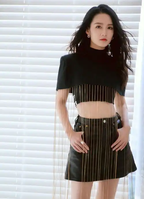  她是张若昀的鸡腿妹妹,全黑穿搭霸气亮相,御姐范十足