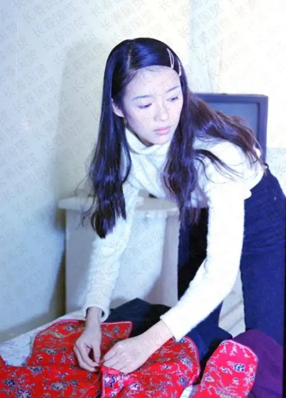  章子怡23岁照片曝光,淳朴甜美像邻家小妹,家中还有黑白电视