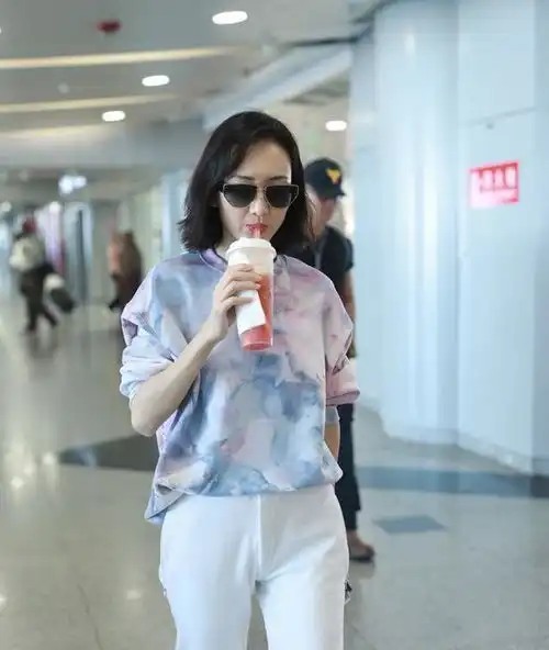  王鸥一改往日御姐形象,穿扎染卫衣现身机场,室内戴黑超有点酷