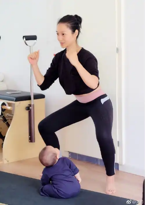  朱丹素颜带女儿逛公园,竟被网友认成了周一围
