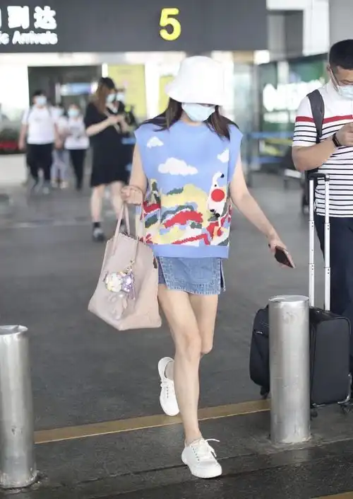  张雨绮不光是能够驾驭御姐装,少女感穿搭也在行,一身打扮真减龄