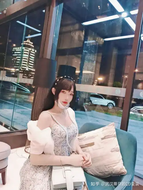  女装大佬穿女装时,穿女式内裤吗