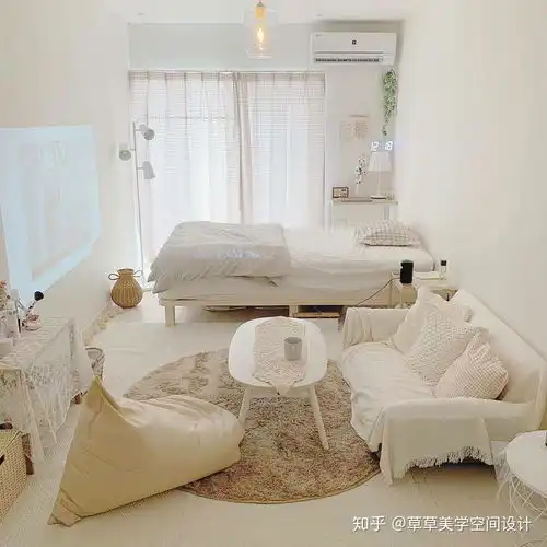  求助各位大神,家里装修白色地砖,浅米灰墙面,白色家具柜,搭配什么颜色的电视墙和沙发好看