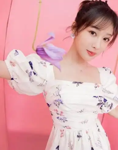 杨紫答应的自拍来了,晒自拍照露出突出的下颌线,氛围感十足