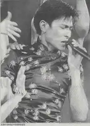  古天乐穿裙子玩制服诱惑雷人明星造型无底线